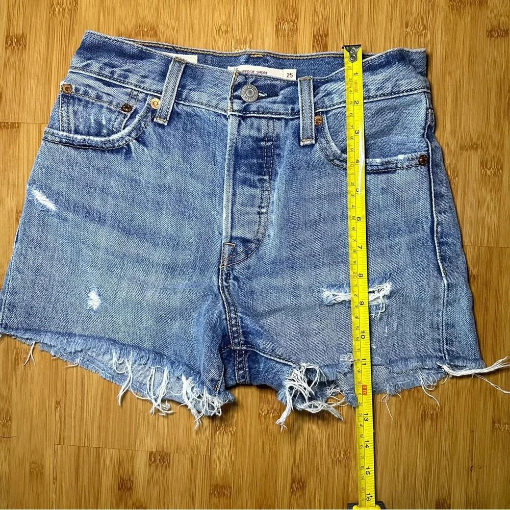 Levi’s Medium Wash Wedgie Distressed Denim Jean Shorts - Picture 8 of 13